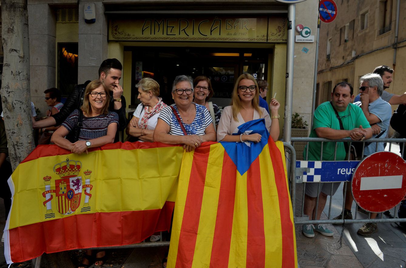 Una familia con esteladas posa junto a otra con banderas de España. (EFE)