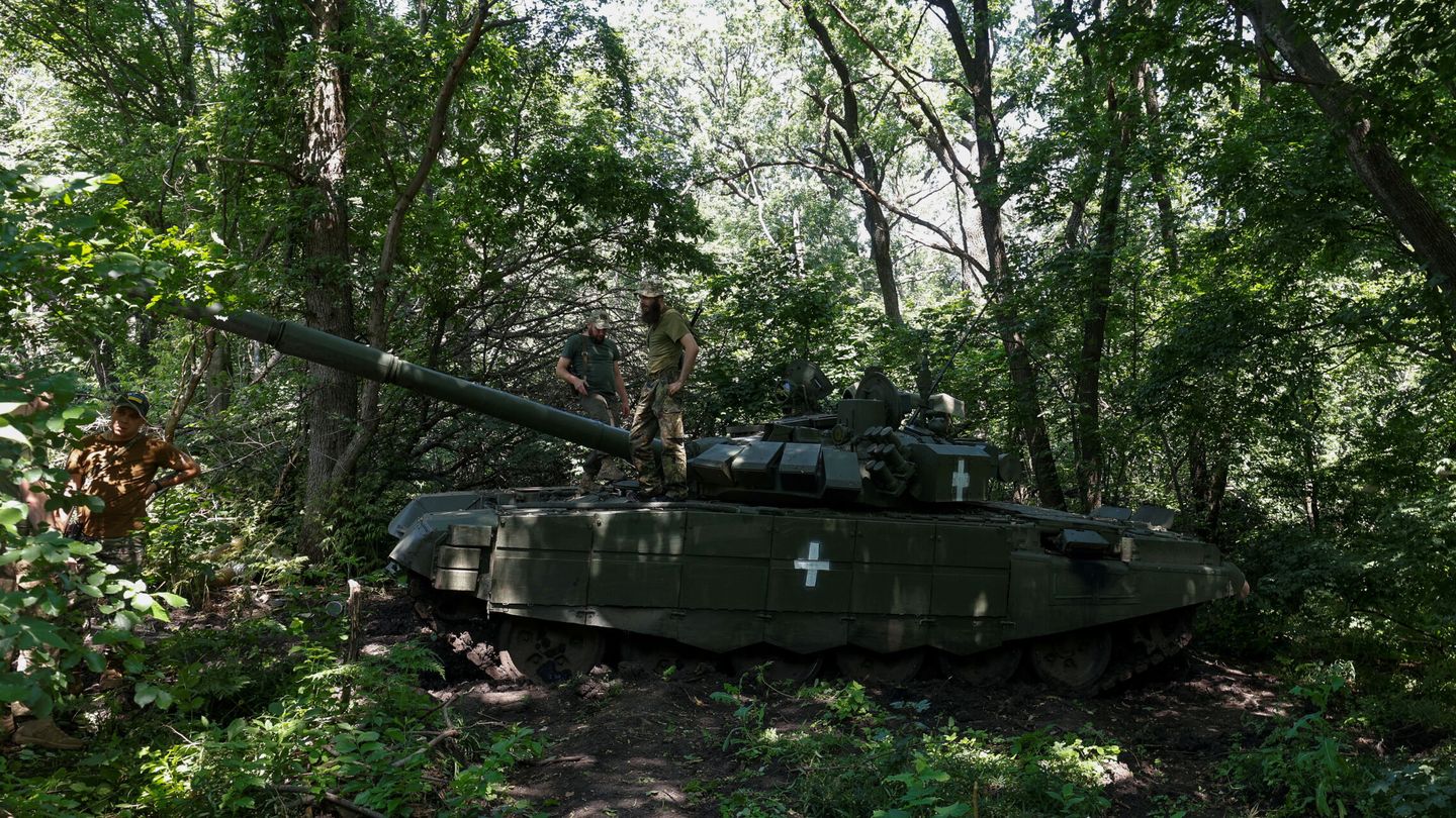 Un T-72 capturado por las tropas rusas en Ucrania. (Reuters/Serhii Nuzhnenko)