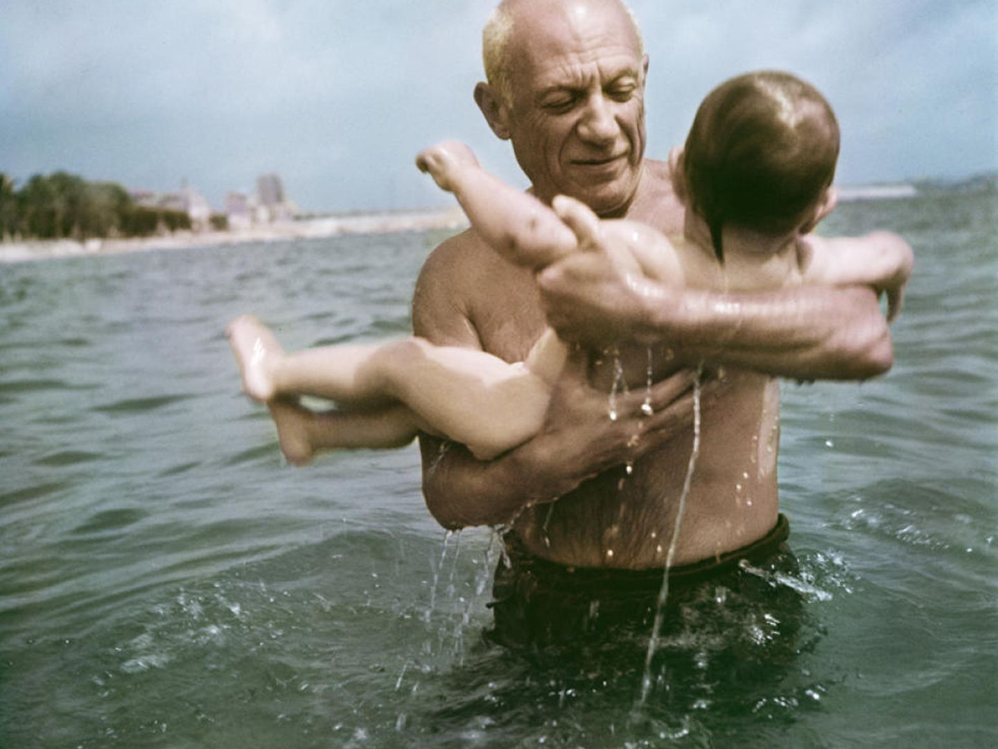 Picasso con su hijo Claude, en Vallauris (Francia), 1948 © Robert Capa/International Center of Photography/Magnum Photos 