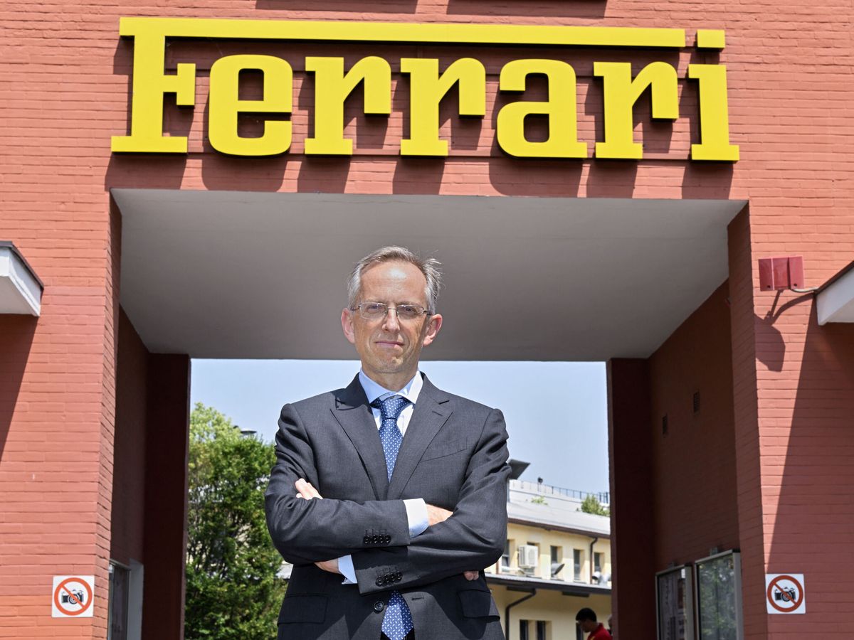 Foto: Benedetto Vigna, CEO de Ferrari, frente a la fábrica de Maranello. (Ferrari)