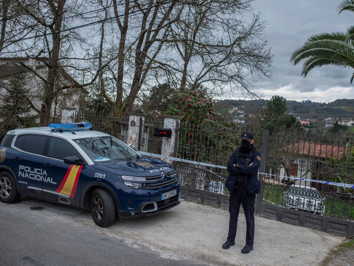 Foto: Vista de un agente y vehículo de la Policía Nacional. (EFE/Brais Lorenzo)