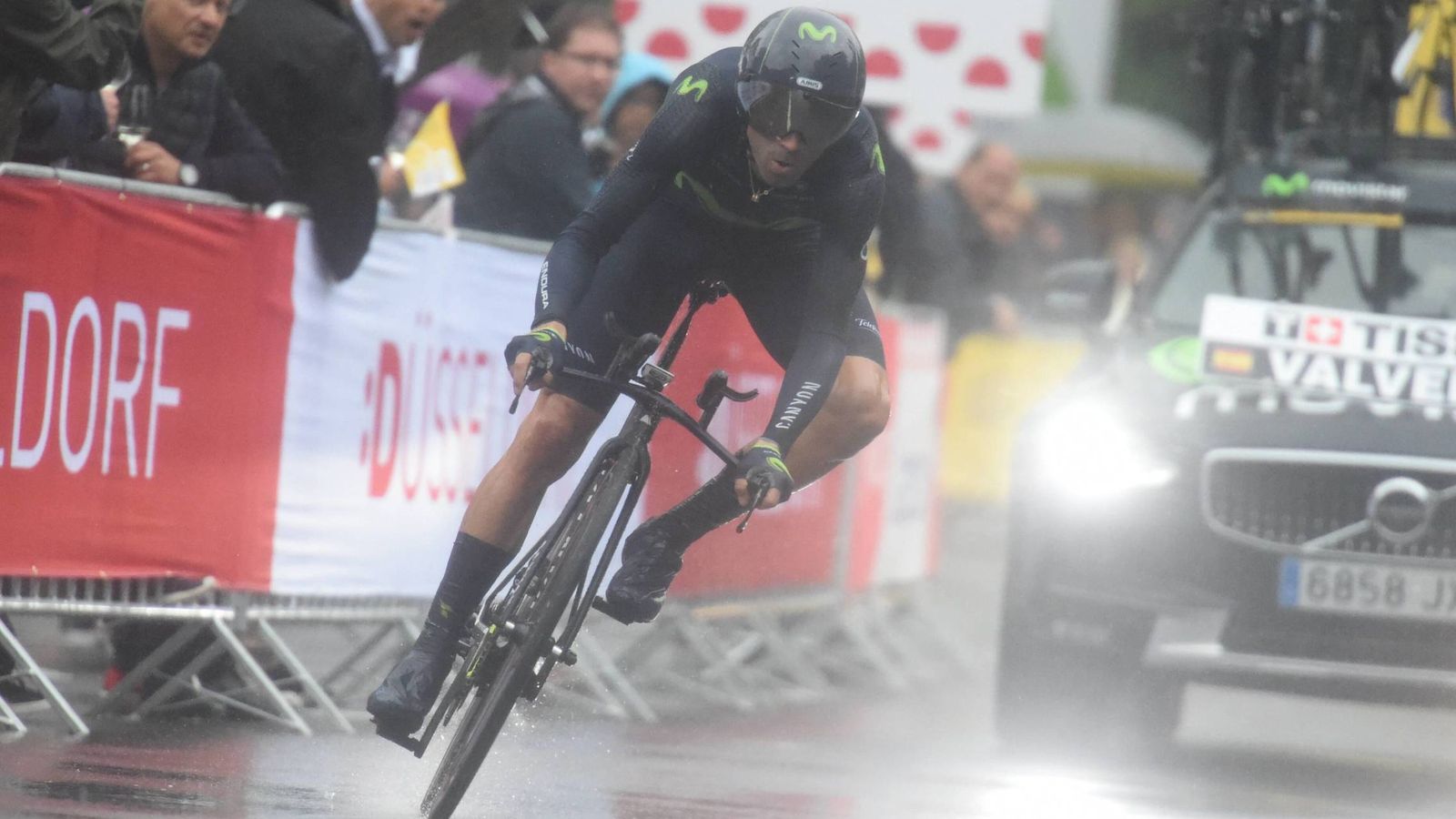 Foto: Alejandro Valverde este sábado durante contrarreloj inicial del Tour de Francia, se disputó bajo la lluvia en Düsseldorf. (Imago)