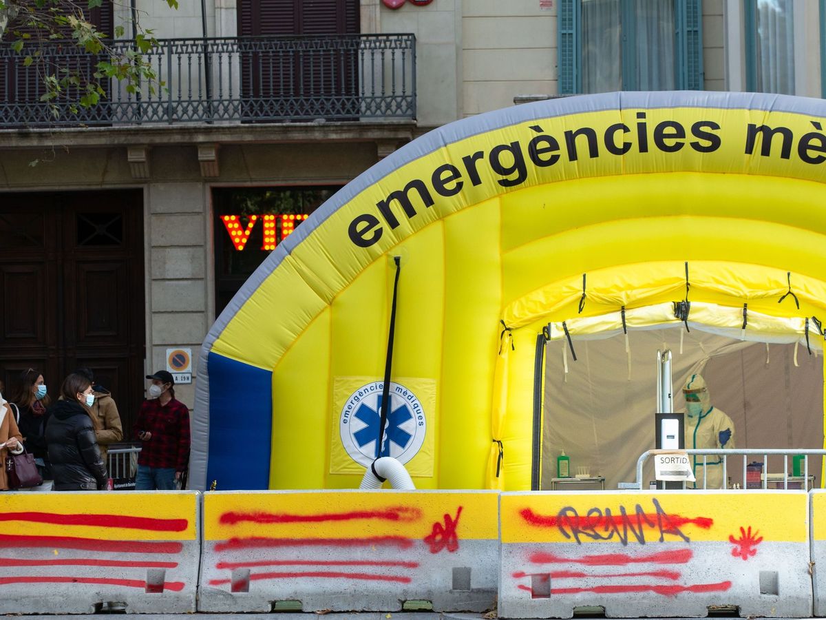 Foto: Vista de la carpa montada para la realización de pruebas PCR frente al CAP del Passeig Sant Joan de Barcelona. (EFE)