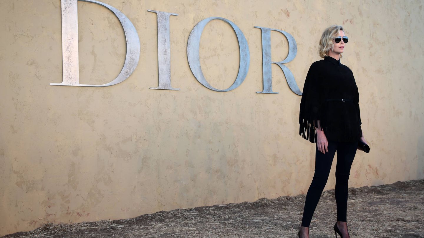 Charlize Theron asistiendo a un desfile de Dior (Getty Images)