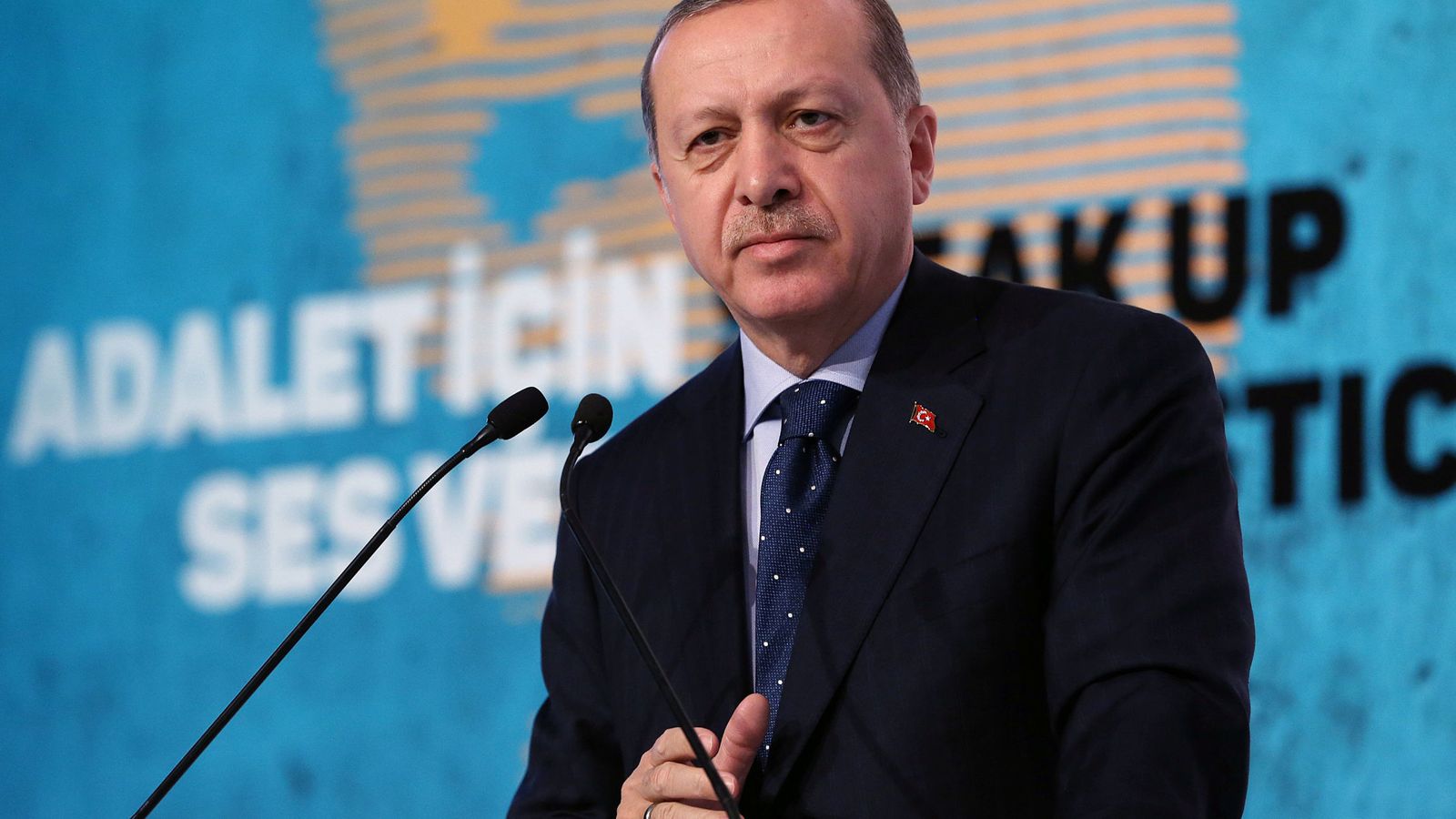 Foto: El presidente de Turquía, Recep Tayyip Erdogan, amenazó este viernes en Estambul con abrir las fronteras de su país para dejar pasar a los refugiados que deseen llegar a Europa (REUTERS)