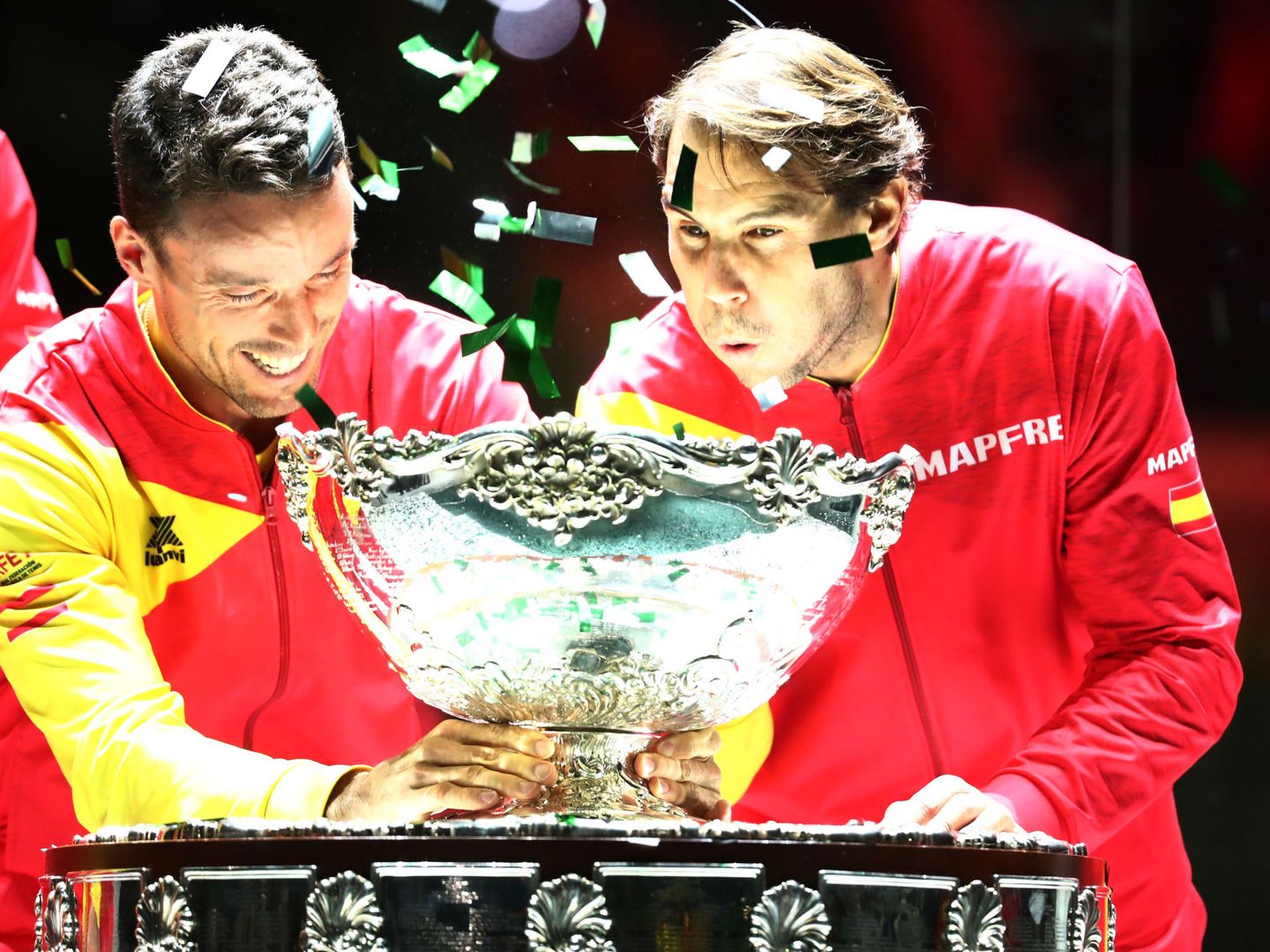 Roberto Bautista y Rafa Nadal, con la Copa Davis en la Caja Mágica. (EFE)