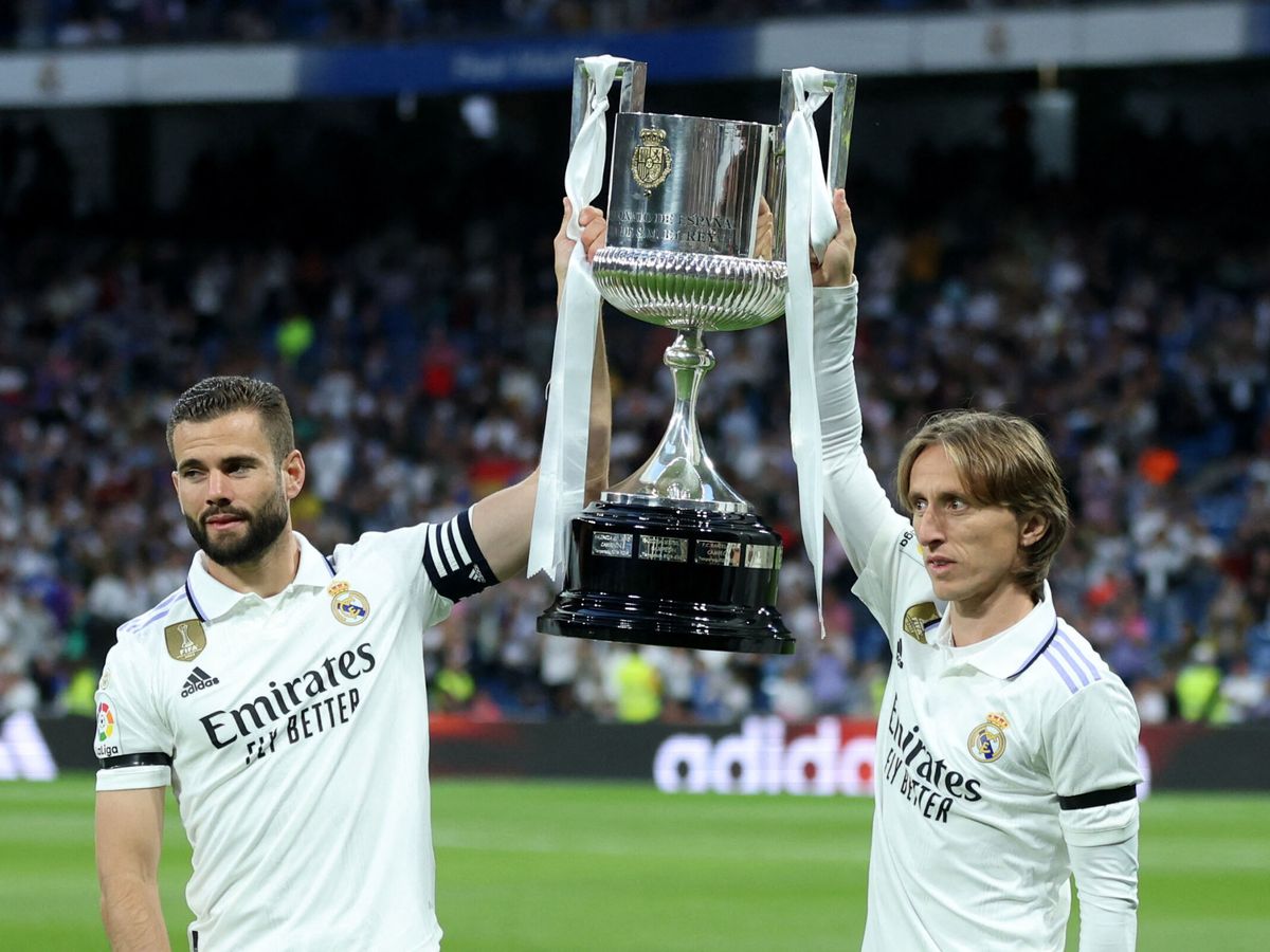 Foto: Nacho y Modric ofrecen la Copa del Rey a la afición. (Reuters/Isabel Infantes)