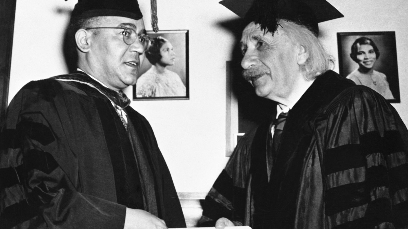 Foto: Einstein recibe su diploma honorífico de manos de Mann Bond, presidente de la Universidad Lincoln