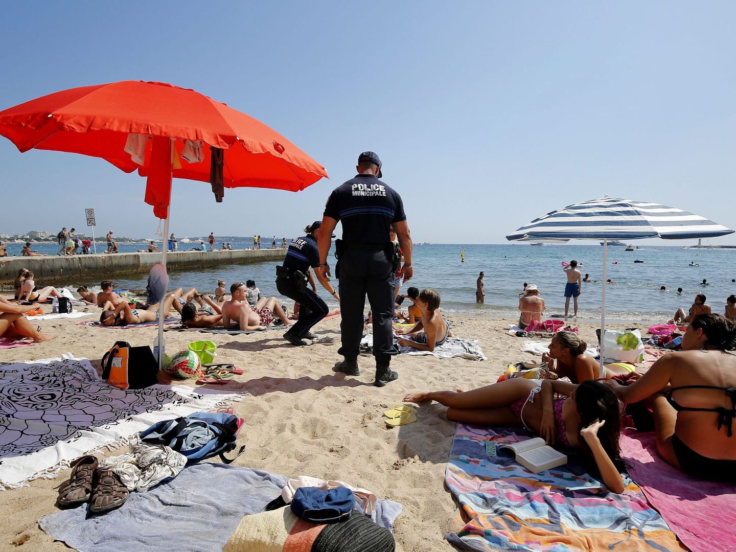 La policía patrulla por la playa de Cannes, Francia, el 4 de agosto de 2016. (EFE)