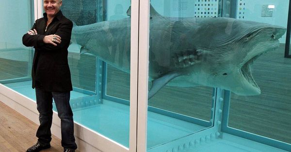 Foto: Damien Hirst unto a su célebre tiburón en formol. (EFE)