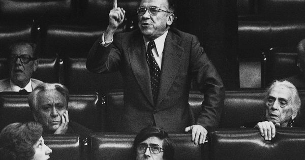 Foto: Santiago Carrillo, con la Pasionaria, en el pleno del Congreso de los Diputados en julio de 1977. (EFE)
