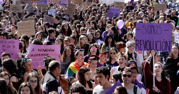 Foto: Estudiantes se manifiestan en Barcelona este 8 de marzo con motivo del Día Internacional de la Mujer. (EFE)