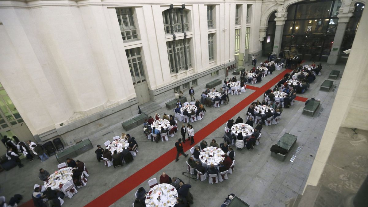 200 sintecho celebran la Nochebuena en una cena en el Palacio de Cibeles
