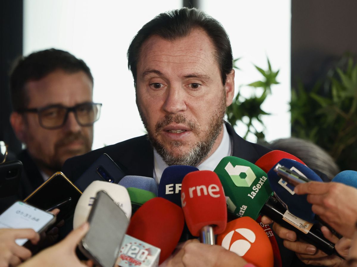 Foto: El ministro de Transportes, Óscar Puente, atiende a los medios. (EFE/Sergio Pérez)