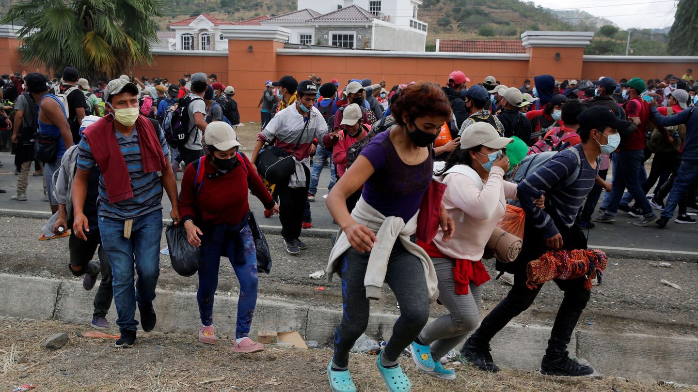 Migrantes dispersados tras los enfrentamientos con las fuerzas de seguridad en Vado Hondo. (Reuters)