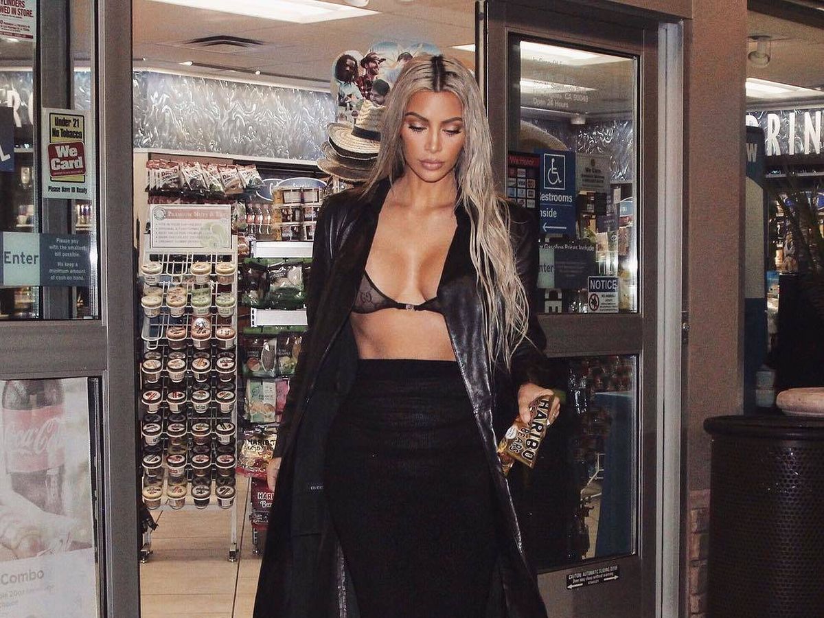 Foto: Con sujetador lencero de Gucci y sandalias transparentes. Así lleva la falda de tubo Kim Kardashian. (Instagram)
