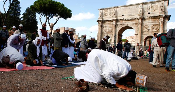 Foto: Musulmanes durante la oración del viernes frente al Coliseo, en Roma. (Reuters)