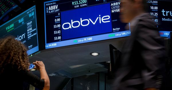 Foto: Un panel de Wall Street con el logo de Abbvie. (Reuters)