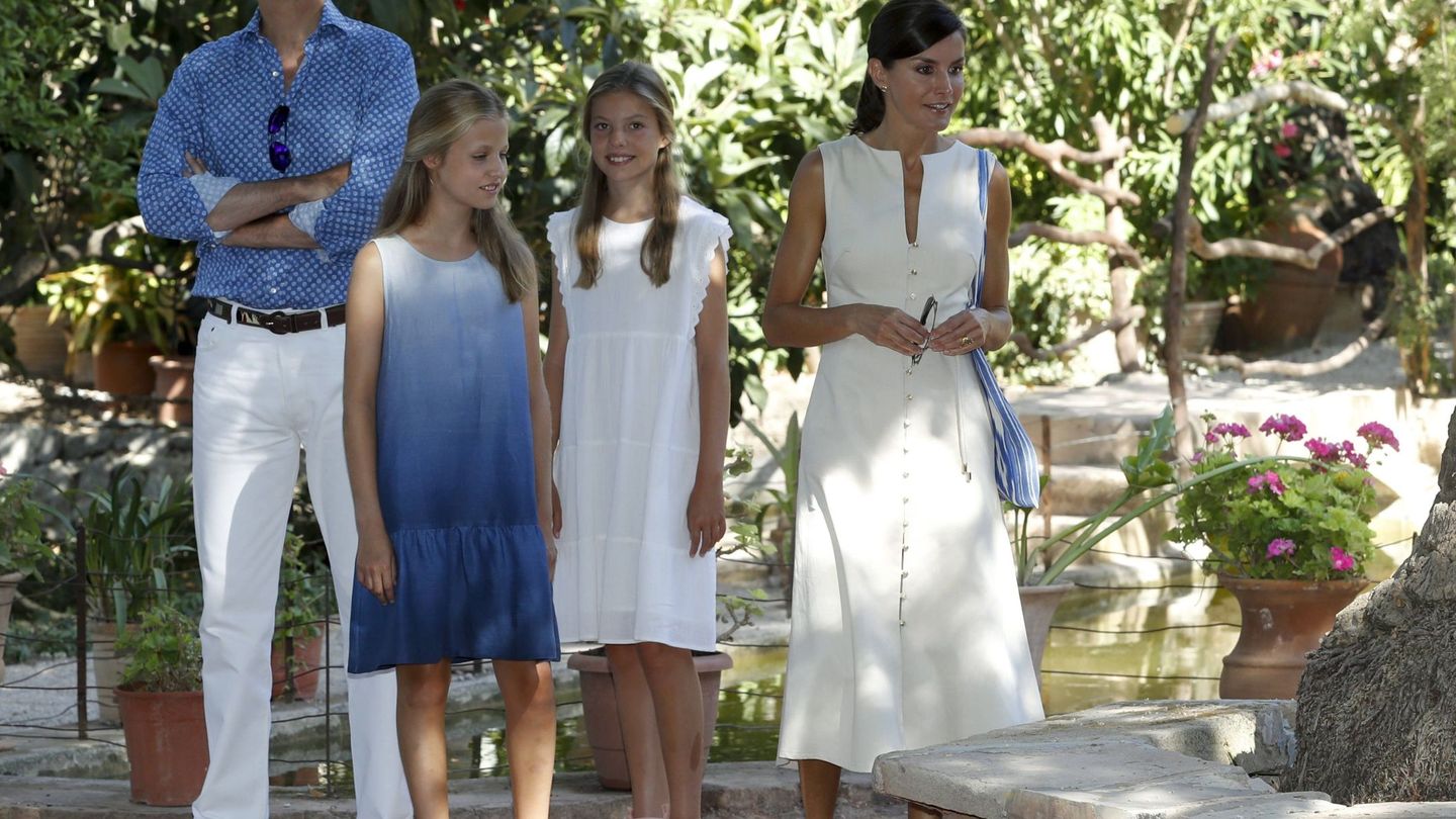 Los Reyes y sus hijas, en Mallorca el año pasado. (EFE)