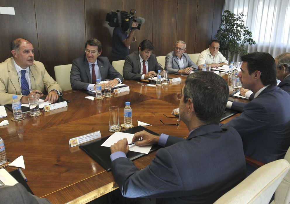 Foto: El ministro Soria, con representantes autonómicos para abordar la devolución de las ayudas del sector. (Efe)