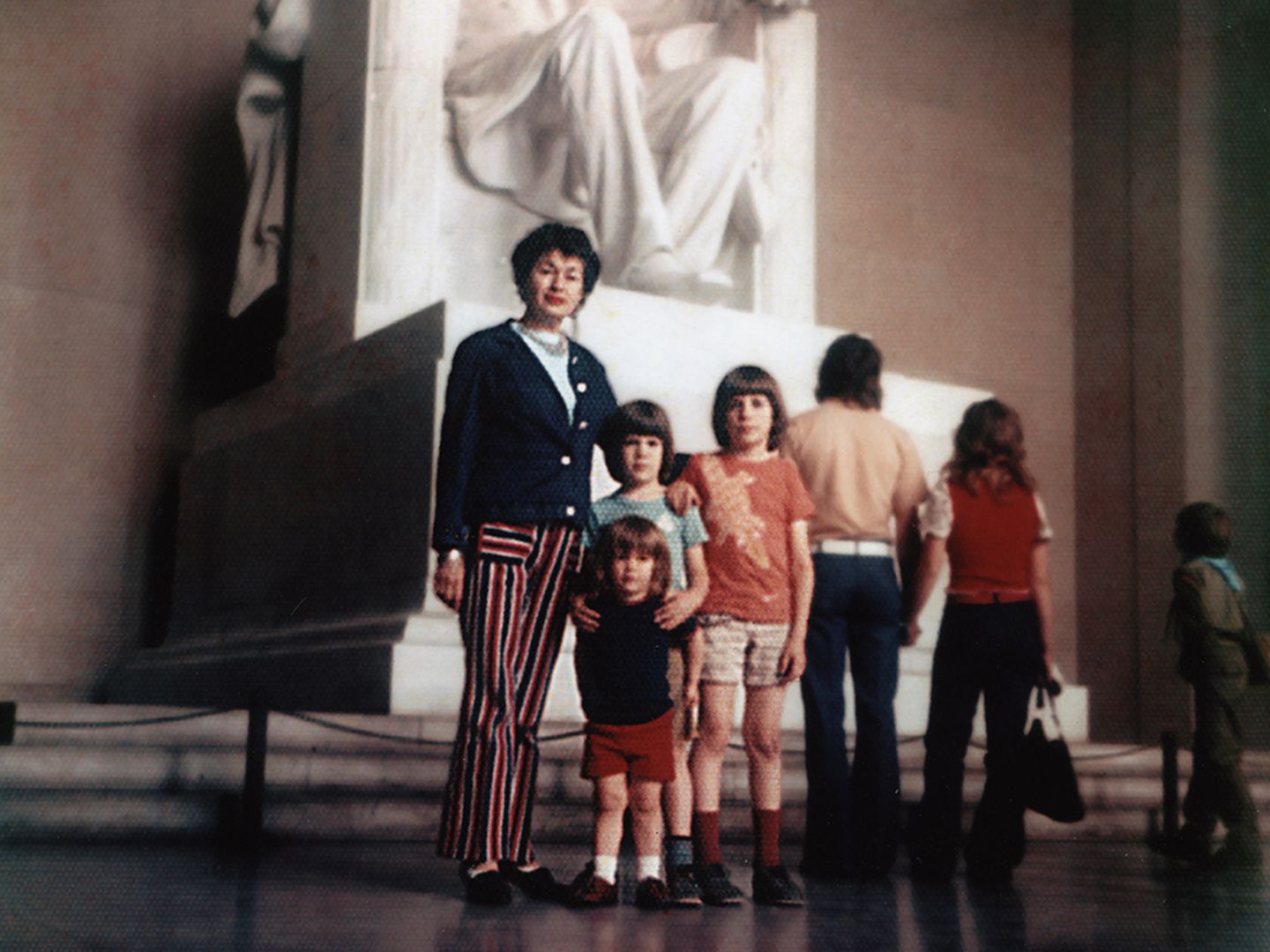 El novelista y su hermana visitando de pequeños el monumento a Lincoln (archivo familiar)