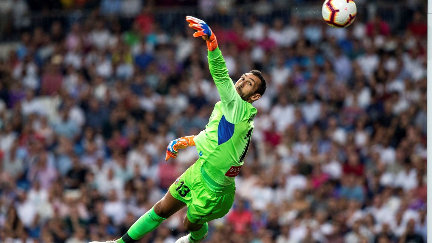 Diego López despeja un balón en un partido del Espanyol