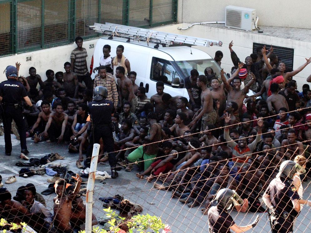 Foto: Inmigrantes subsaharianos logran acceder a Ceuta el 26 de julio de 2018. (EFE)