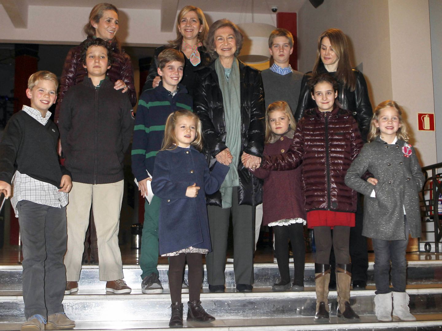 Sofía con sus ocho nietos, sus dos hijas y su nuera en 2012. (Gtres)