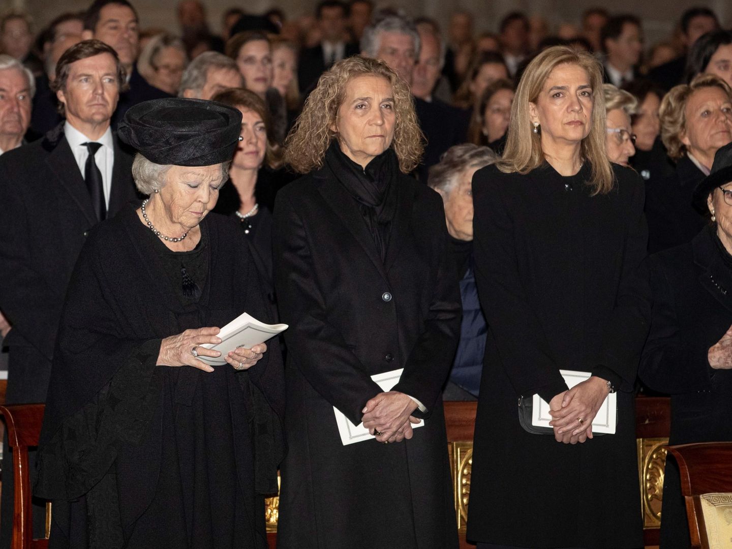 Las infantas Elena y Cristina, en el funeral de la infanta Pilar de Borbón. (EFE)