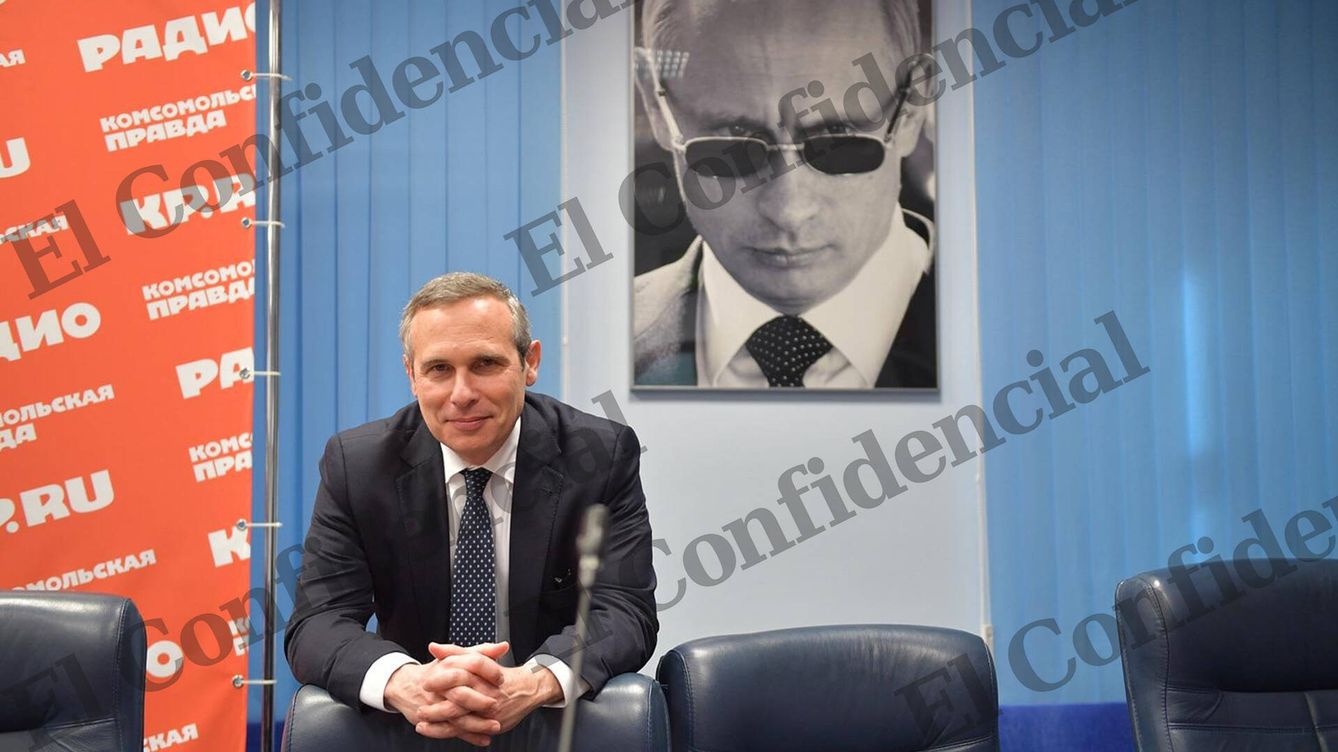 Foto: Alay, junto al retrato de Putin. (EC)