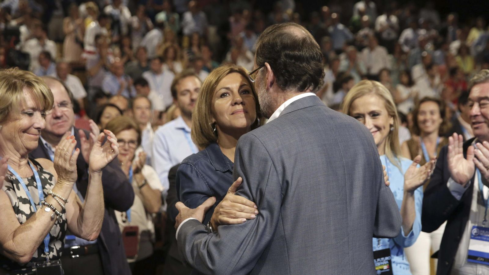 Foto: Conferencia política del PP. Rajoy abraza a Cospedal ante el aplauso de Aguirre. (EFE)