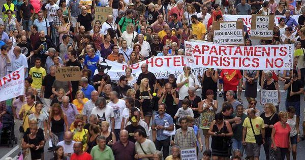 Foto: Manifestación contra los apartamentos turísticos en Barcelona. (EFE)