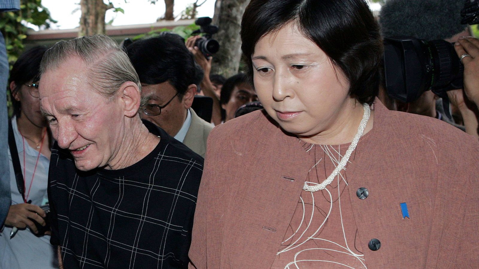 Foto: Charles Jenkins junto a su esposa Hitomi Soga antes de viajar a Japón, el 17 de julio de 2004. (Reuters) 