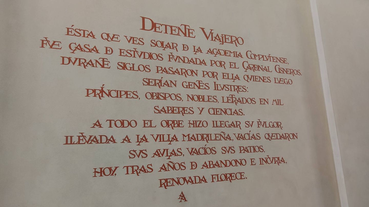 Una de las inscripciones en el interior del Colegio Mayor de San Ildefonso.