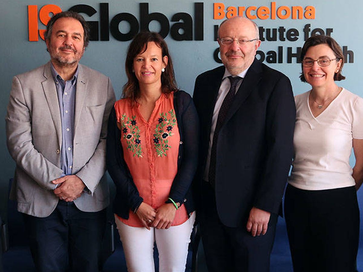 Foto: Leire Pajín (segunda por la izq.,), junto al exsecretario de Estado de Cooperación Fernando García Casas (segundo por la derecha) y otros dirigentes de ISGlobal, en junio de 2018. 