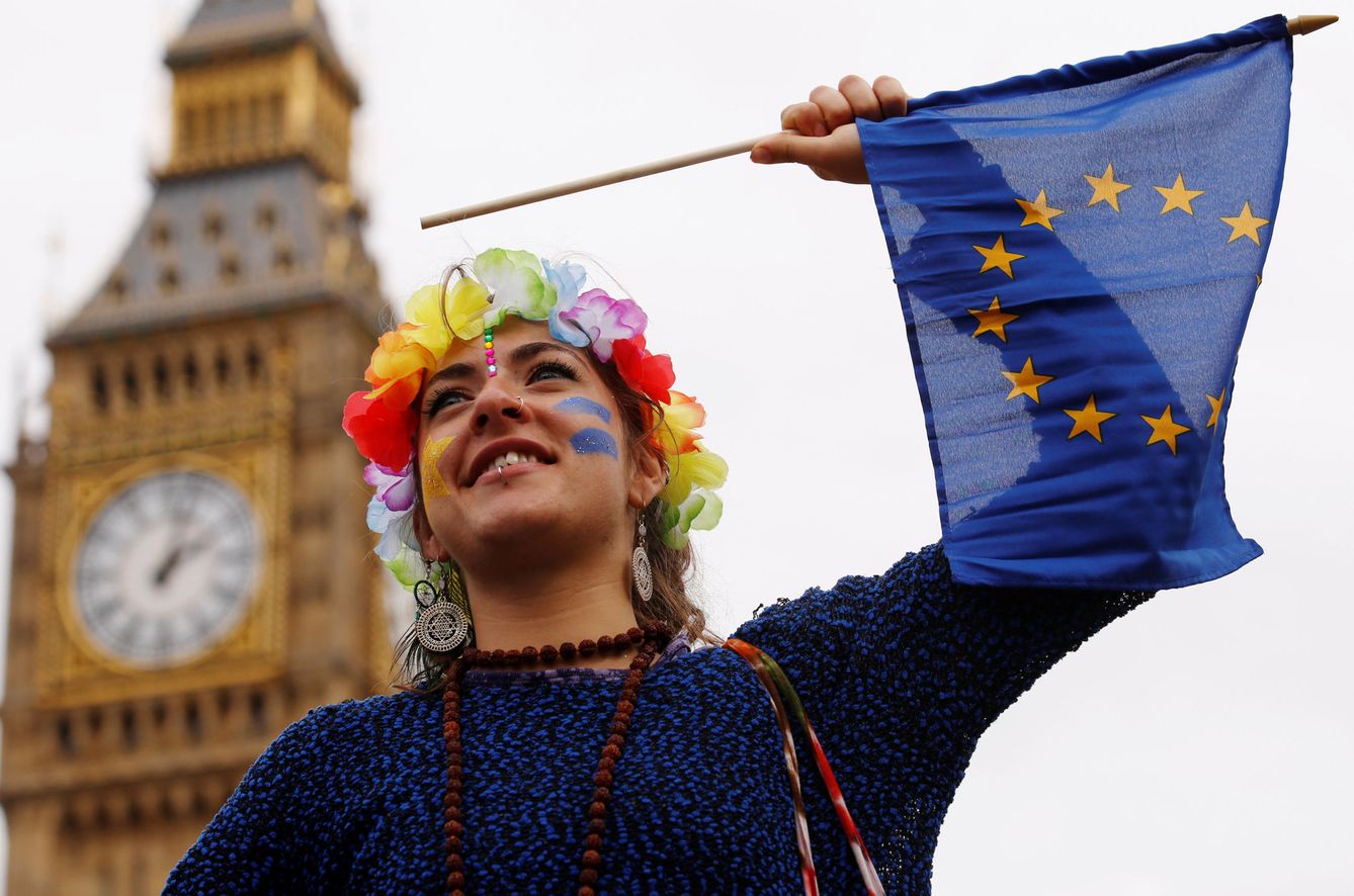 Una manifestante pro europea, ante el Big Ben. (Reuters)