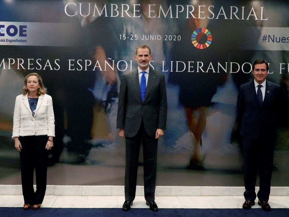 Foto: El rey Felipe VI (c) posa junto con la vicepresidenta de Asuntos Económicos, Nadia Calviño (i) y el presidente de la CEOE, Antonio Garamendi (d). (EFE)