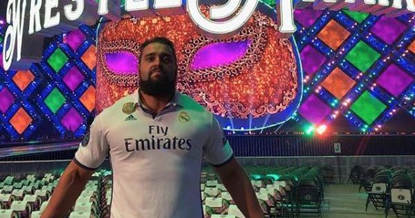 Foto: Rusev, el luchador búlgaro de la WWE, con la camiseta del Real Madrid antes de un combate. (Instagram Rusev)