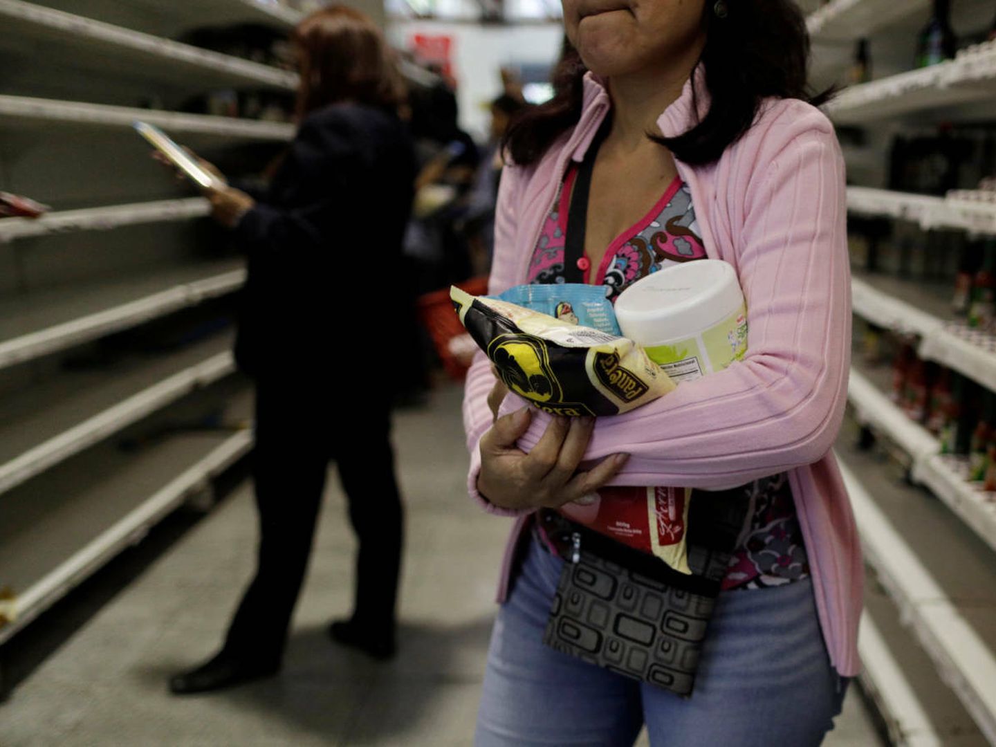 Venezolanos hacen acopio de alimentos en un supermercado de Caracas, el 25 de julio de 2017. (Reuters)