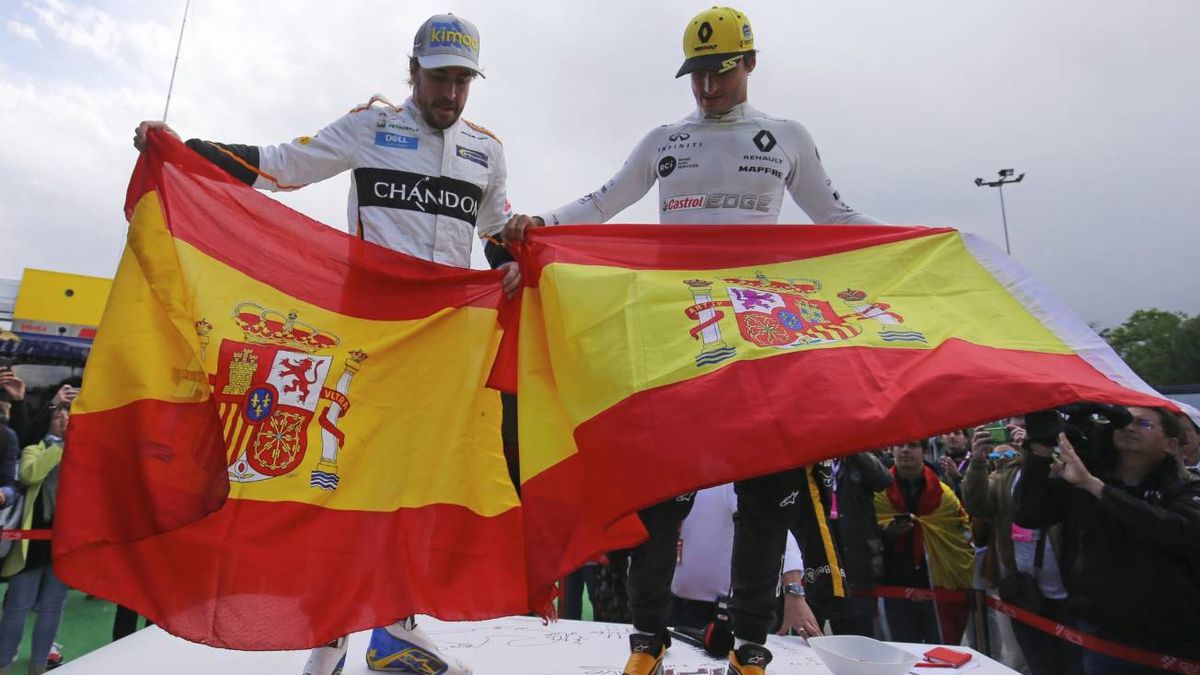 Alonso y Sainz exhiben la bandera española tras molestarles un extenso 'Els Segadors'