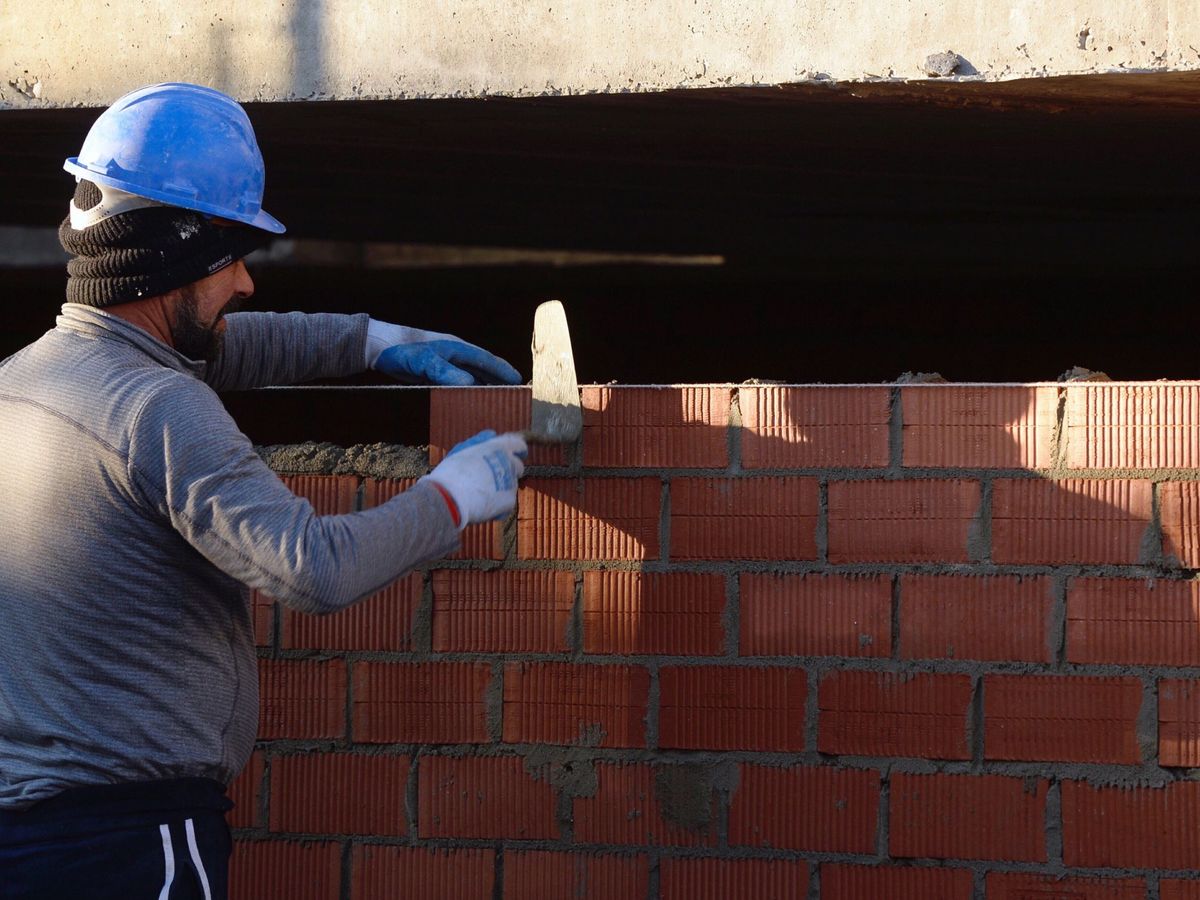 Foto: Un albañil trabaja en una obra en Valladolid. Foto: EFE Nacho Gallego.