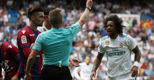 Foto: El momento en que Marcelo recibe la roja ante el Levante. (Reuters)