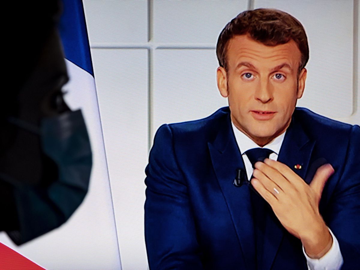 Foto: El presidente francés, Emmanuel Macron, durante su comunicado televisado a los franceses. (EFE)