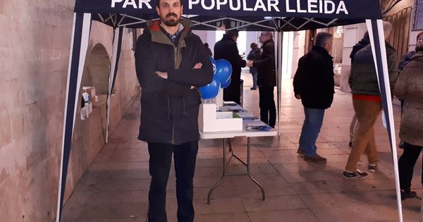Foto: Dante Pérez, ante el tenderete del PP de Lleida. (R. M.)