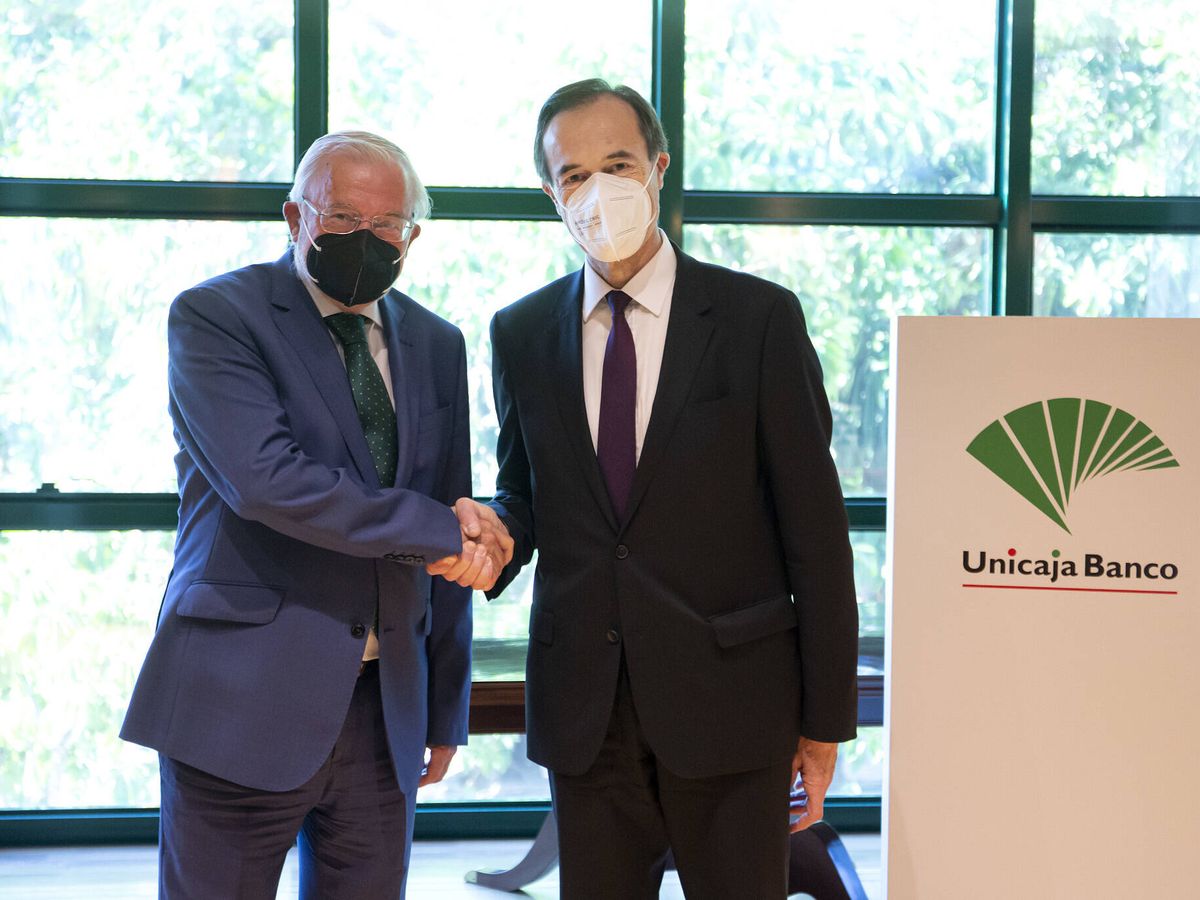 Foto: Manuel Azuaga y Manuel Menéndez, presidente y CEO de Unicaja Banco. (Cedida)