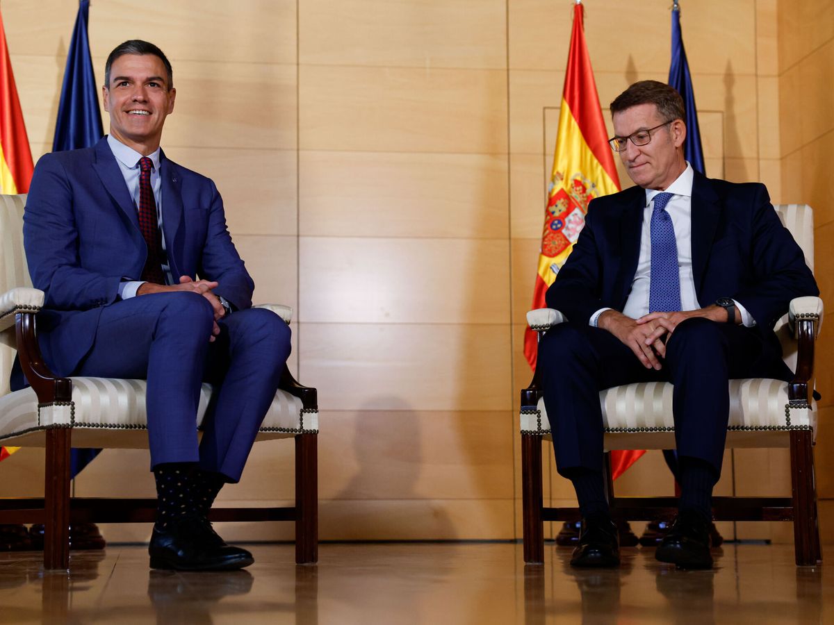 Foto: El líder del PP, Alberto Núñez Feijóo (d), y el presidente del Gobierno en funciones y secretario general del PSOE, Pedro Sánchez, al inicio de la reunión. (EFE/Mariscal)