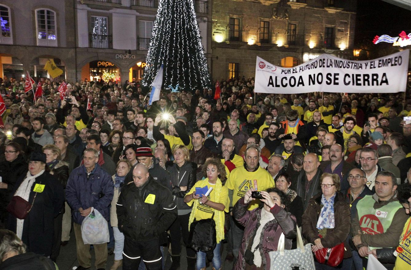 Miles de personas se manifestaron en 2014 en Avilés para rechazar el cierre de Alcoa. (EFE)