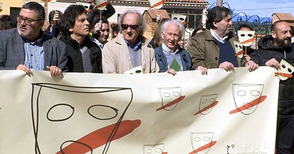 Foto: Boadella encabeza una manifestación en su pueblo de Girona. (EFE)