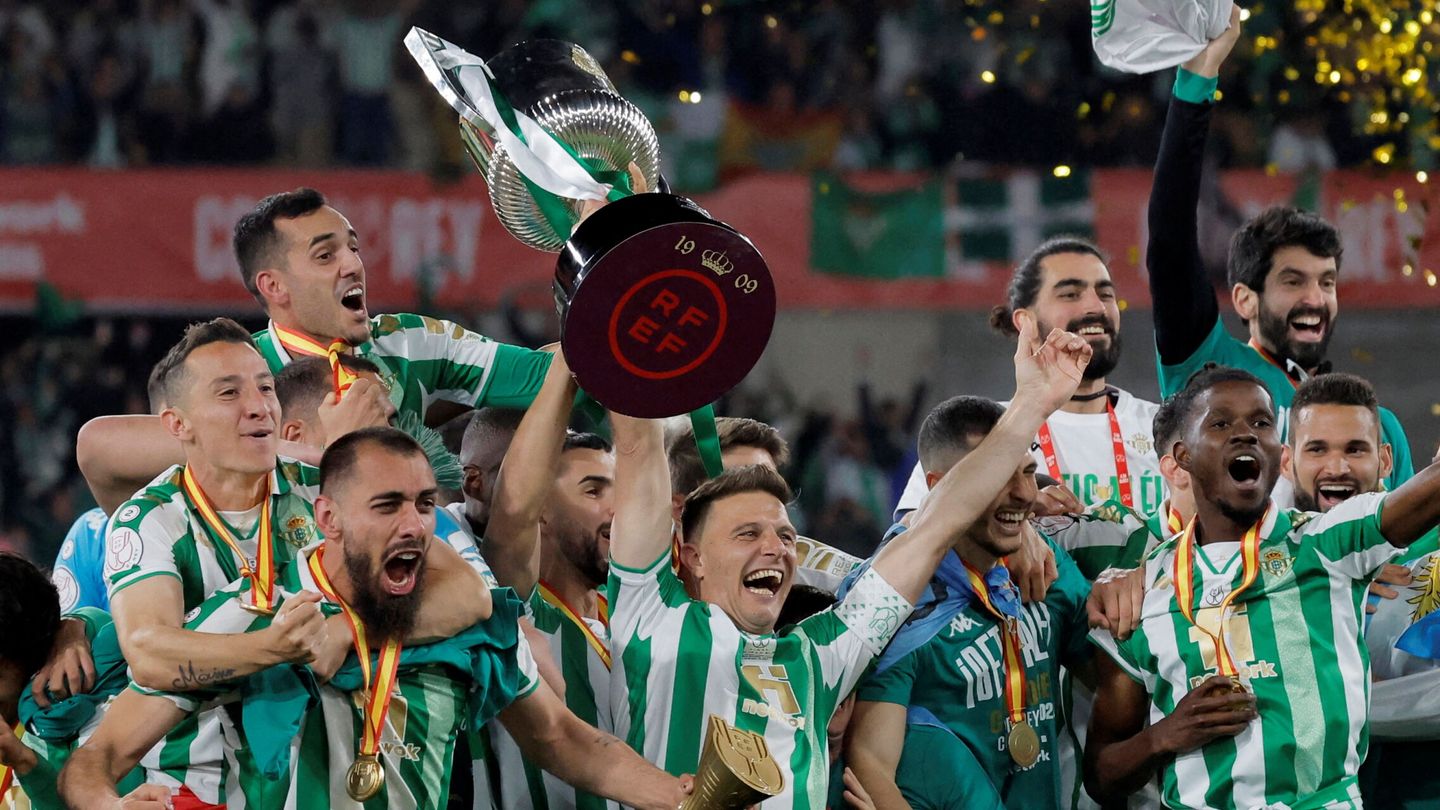 El conjunto verdiblanco celebra la Copa del Rey ganada en 2022. (Reuters/Jon Nazca)