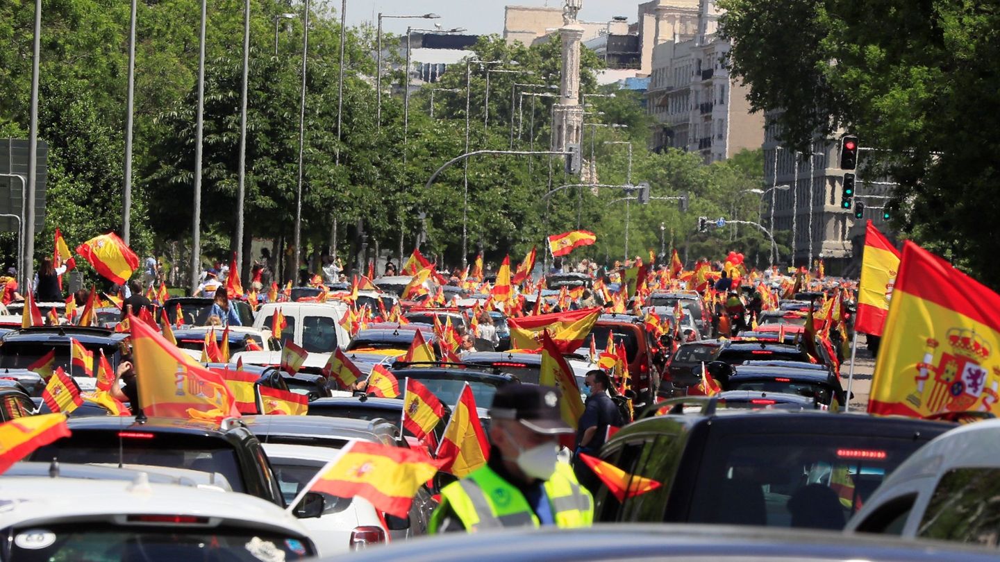 La manifestación en coche promovida por Vox llega a la plaza de Colón, en Madrid. (EFE)